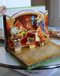 В детстве обожал книжки-раскладушки. И рисунки художника построены по этому же принципу. Ему вполне можно и книжку издать.