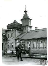 мой город, медвежьегорск, карелия. финский солдат на вокзале.