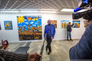 Его творчество оч. нравится, и даже в 2006-2009 году делал его заказы - интереснейший в реале человек.  Но вот этот пи.зд.ец,  который решил, что он оппозиция текущему строю и прочие политические чмошники на фото,которые позируют  на фоне. Мне очень противны.  Что это,  кто все эти люди и для чего они максимально ужасно фотографируются на этом фоне.