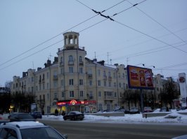 Не-не-не! Вы путаете здания. То, которое на перекрестке Горького и Мира - голубое на первой фотке.
А то, которое на фотографии в посте, это здание на пересечении Горького и 850-летия - желтое на второй фотографии, по ней как раз и идут 10 минут от главного корпуса ВПИ (теперь ВлГУ) к проходной тракторного завода. Просто по ней действительно ходили троллейбусы до ВТЗ, в то время, когда была сделана фотография из поста.
