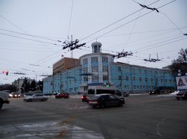 Не-не-не! Вы путаете здания. То, которое на перекрестке Горького и Мира - голубое на первой фотке.
А то, которое на фотографии в посте, это здание на пересечении Горького и 850-летия - желтое на второй фотографии, по ней как раз и идут 10 минут от главного корпуса ВПИ (теперь ВлГУ) к проходной тракторного завода. Просто по ней действительно ходили троллейбусы до ВТЗ, в то время, когда была сделана фотография из поста.