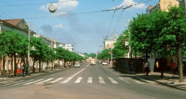 Вот это вот ни разу не вид на вокзал. Это, судя по всему, всё та же улица 3-го Интернационала, вид от Золотых Ворот в сторону Торговых рядов.