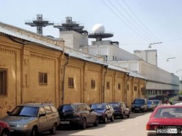 Здание спецсвязи фсо в Москве на Большом Кисельном переулке. Это чудовище очень "гармонично" смотрится среди исторической застройки.