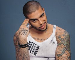 А этот аще случайно попал и прошел отбор "Фабрики звезд")))