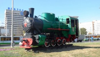 И на вокзальной площади тоже стоит паровозик