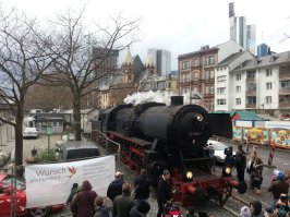 В начале декабря вдоль Майна во Франкфурте на этом прокатился.  Вагоны начала 20-го века,  кондуктор в старой униформе.