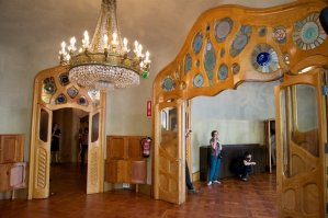 Изучаем вместе историю архитектуру эпохи модерна (хотя Хундертвассер творил несколько позже).
На первой иллюстрации автор интерьера Анто́нио Пласид Гильем Гауди-и-Корнет. Дом Батло в Барселоне.
На второй иллюстрации автор интерьера Фриденсра́йх Хундертва́ссер. Дом Хундертвассера в Вене.
Что называется почувствуйте разницу. Антонио живописен, но упорядочен и точен в линии. Лаконичен и виртуозен. Фриденсра́йх более живописный, более карнавальный и создаётся лёгкое впечатление цыганщины.