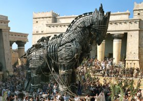 Таттинский мастер слепил из навоза 3,5-метрового петуха