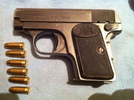 Знаю, не пробивала пуля из Browning калибром 6,35х15,5.
P.S. Феникс зануда.:)