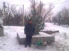 "Донецк, поселок Веселое. Здесь почти не осталось целых домов - разрушены целые улицы. Но местные вопреки всему установили и украсили новогоднюю елку".