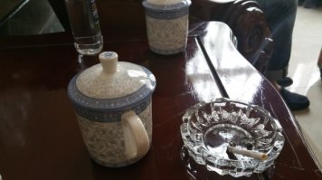 Они реально курят практически везде... чему я вообщем-то был рад, т.к. сам курю довольно много. Это я снял в ВИП-зале аэропорта Гуанчжоу (китайские партнеры организовали). Кстати, в Европе к курильщикам тоже отношение более либеральное, чем у нас. В Риме, в отеле Radisson пепельница на балконе в номере стояла как само собой разумеющееся, в аэропорту Барселоны, уже в стерильной зоне, под курилку выделен большой внутренний дворик, где есть открытые кафе, бары. Можно спокойно курить, потягивая пиво. Человеческое вообщем отношение, такая курилка на открытом воздухе никому не мешает и никого не дискриминирует.