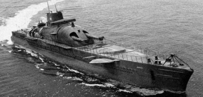 Дальше всех в деле глумления над подводными лодками продвинулись французы. Подводный крейсер Сюркуф был вооружён двумя 203 мм орудиями. Совершенно непонятно, с кем собирались вести артиллерийскую дуэль лягушатники, ибо брони на этой лодке не было от слова "совсем" и попадание снаряда любого калибра если бы и не потопило её, то лишило бы возможности погружаться, что для подводной лодки тоже смерть.
Кстати, погиб Сюркуф при невыясненных обстоятельствах. Есть версия, что его потопили американцы, так как французская команда была ненадёжна и могла отправиться пиратствовать или переметнуться к немцам.