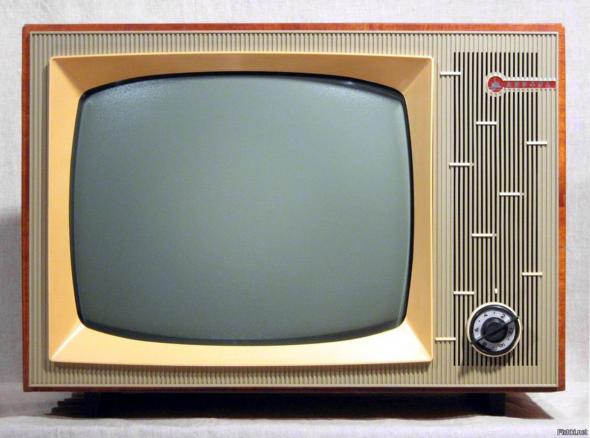 Наш первый...
Телевизионный приёмник ''Аврора'' (ЗК-53) создан на основе телевизора ''Сигнал-2'' и производился 
с 1967 по 1970 год включительно.  В телевизоре применён кинескоп 47ЛК2Б с  углом отклонения лу 
ча 110 градусов, соответственно изменённой схемой и конструкцией блока строчной развёртки, при 
менено 20 ламп и 16 п/п диодов. Чувствительность 100 мкВ. Выходная мощность звука 1 Вт. Диапа 
зон ЗЧ - 100...7000 Гц.  Потребляемая мощность 200 Вт. Габариты 600х440х395 мм. Масса ТВ 33 кг.