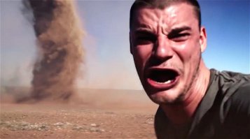 Автор, это-то какого члена здесь делает? Это кадр из спецом запиленного фейкового видоса двухлетней с хвостиком давности.