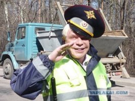 Таттинский мастер слепил из навоза 3,5-метрового петуха