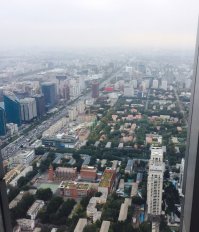 То, что на фото - жестче. Но в целом - да, очень похоже.  
Фото Пекина с 80го этажа. Видна приличная дымка, хотя в целом воздух был более-менее