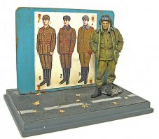 Прапорщик даже у любителей диорамостроения засветился. 
С.Машнов "Разгильдяй". Внимание на обратную сторону щита.