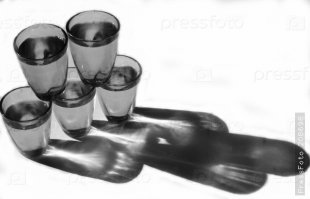 Инсталяция пирамиды из мандаринов (апельсинов) хороша рядом с пирамидой из рюмок... Цитрусовыми хорошо закусывать )))