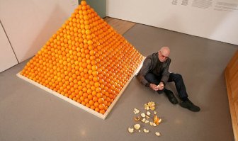 Инсталяция пирамиды из мандаринов (апельсинов) хороша рядом с пирамидой из рюмок... Цитрусовыми хорошо закусывать )))