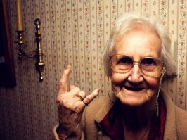 Бабуля по ошибке молилась фигурке эльфа из "Властелина колец"