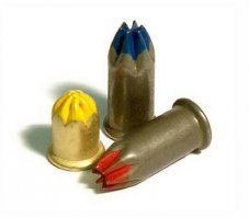 Строительные патроны и сейчас широко используются. Калибр 6,8 мм для пистолета ПЦ-84. Тот, что с красной головкой, самый мощный, тип Д-4, дульная энергия порохового заряда более 1100 дж. Почти в четыре раза больше, чем у ПМ.