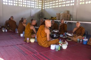 Пункт о том что нельзя сидеть в позе лотоса и сразу за ним фото где все погловно сидят в позе лотоса. Что то не сходится!?