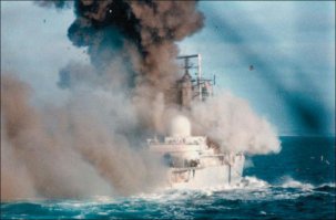 Я оказывается такое смешное представление 2 месяца назад пропустил... сферический авианосец в вакууме иначе и не скажешь.

 Начнем с того, что американские АУГ НИКОГДА при РАВНЫХ шансах НЕ выходили победителями из боя... противник у них был разумеется Императорский Флот во время Тихоокеанской войны. После войны по настоящий момент НИ РАЗУ американский флот не встречался в бою с противником хотя бы "одной весовой категории" -всегда это были страны третьего мира с малочисленной устаревшей авиацией и таким же флотом. 

Почитал комментарии и пришел к выводу, что хотя тема озаглавлена "...о живучести авианосцев" автор всеми силами пытался написать " ..о превосходстве американской мощи" -по крайней мере в комментариях. Вынужден его разочаровать, обсуждение атак на различные виды корабельных соединений постоянно обсуждалось на военно-морском (Цусимском) форуме сайта "Вундерваффе" офицерами наших ВМФ и вывод общий -  корабельное соединение по ряду объективных причин не способно эффективно отражать атаку современного сопоставимого по силам противника(собственно как во Вторую Мировую Войну и было доказано на практике). Таким образом АУГ не способно выдержать ряд комбинированных атак в современной войне ...даже если пойти на поддавки и исключить применение оружия с ЯБЧ. 

Спектр оружия весьма разнообразен и из за специфичности достигаются очень высокие параметры характеристик, противостоять которым универсальная защита не в состоянии. Мины,торпеды,ПКР,универсальные КР, баллистические ракеты,УАБ - авианосец не способен эффективно защищать себя (именно поэтому ему нужны корабли сопровождения). Проблема усугубляется тем, что корабли сопровождения чисто физически не способны взаимодействовать как единое целое и так же являются отличной, желанной мишенью.

  Современную АУГ не возможно "спрятать" как часто делали командиры во время ВМВ, современная АУГ все так же опаздывает с реакцией на возникшие угрозы -задекларированный радиус системы "Иджис" не более чем реклама, на самом деле -невозможность контролировать сверхмалые высоты, возможность противнику использовать "горизонт" для скрытого приближения, погодные условия,человеческий фактор, рельеф недалекой суши,узкие проливы, время суток означает, что почти ЛЮБАЯ атака на АУГ будет УДАЧНОЙ.
  Можно атаковать выставив мины на пути маршрута, с ДПЛА в проливе, на мелководье, береговой ПКР с суши, любым самолетом-носителем вне зоны действия систем ДРЛО и все эти атаки будут удачными.