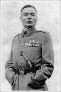 Василий Степанович Петров. генерал-полковник.
При форсировании Днепра был тяжело ранен и, лишившись обеих рук, более года находился в госпитале, но уже в декабре 1944 года вернулся в действующую армию в артиллерию.
Находился в строю до самой своей кончины, 15 апреля 2003 года.