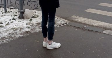 Сейчас тренд голые щиколодки, без шапки это прошлый год.