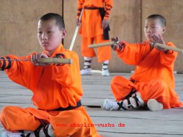 Нинзи в качельке новорожденного проделывали дырки для ног Подвешивали её к потолку и закрепляли так чтоб ребёнок упирался ногами в стену. Дрыгая ногами ребёнок не только качал сам себя, но и нарабатывал реакцию, мышцы, набивал ступню. 
Дальнейшие испытания ребёнка ещё более не человеческие, готовящие к многочасовому затаиванию, удержанию своего тепла, и мегаудару путём концентрации ЦИ . В итоге выращивали мегабойца. Только огнестрельное оружие проредило количество таких бойцов и поштнуло уверенность в их суперсилах.