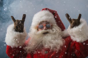 очень похож на дохлого человека в костюме сантаклауса