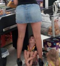 выпал и хочет обратно? 

Помогите кенгуру, 
Потому что по утру 
Кенгуру в своём кармане 
Обнаружила дыру.