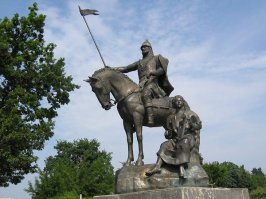 Александр Пересвет не один ехал на сражение. С ним был еще Родион Ослябя. Который также погиб на поле брани!
Приятно осознавать, что такие легендарные люди из нашего, богом забытого, Брянска! Вот памятник им установлен в г. Брянске, на Покровской горе.