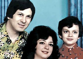 Я тоже маленькая всегда фоткалась у Папы на руках, прям как Билан...

 А Филя Киркоров подсматривал как Мама красится........