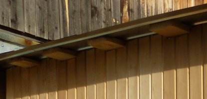 заборный профнастил на кровле выдвигать дальше обрешетки не желательно. снегом продавит. да и ветровая доска не помешала бы . уголок не не столько дорогой ,а + к вешнему виду