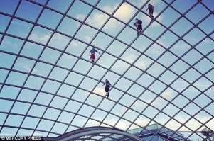 А боязно ребяткам по стеклу ходить! По переплёту норовят!