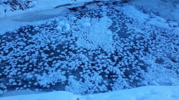 А вот это 2 года сняла у нас в Измайловском парке. Обычно этот ручей не замерзает, но тут мороз долго держался, и вот такую картинку создал, не хуже, чем на Байкале.