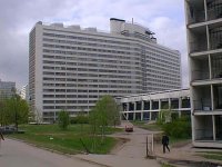 "в общежитии Дома аспирантов и стажёров МГУ на 9 этаже" - ДАС находится на ул. Шверника, достаточно далеко от высотки, про которую здесь повествуется. Общежитие в высотке есть, но называется "Дом студента". Ещё есть ФДС, ДСВ и ДСК, но "сейчас не об этом!" (с) к/ф "Ирония судьбы, или С лёгким паром".

Кстати, в этом же фильме Женя Лукашин проходит мимо ДАСа. Фото поможет освежить этот кадр в вашей памяти.