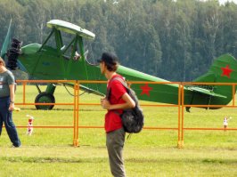 На аэрошоу в Новосибирске 2015 году. В небе на равне со современными спортивными машинами, фигуры высшего пилотажа выполняли и ПО-2