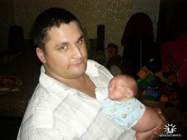 все эти фото сделаны профессионалами в студии или в подготовленных местах, а у меня например настоящии, 
первая, дочка поела и заснула, вторая я с детьми играл и жена схватила фотик