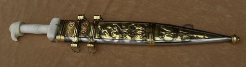 А римские мечи не были длинными и жир скорее от резанных, колотые конечно нет. Но это тактика боя короткими кинжалами, для зрелищности и кровавости, никто спатами как в кино не бился, это не зрелищно, а то вечно покажут чуть не готические двуручники в колизее.