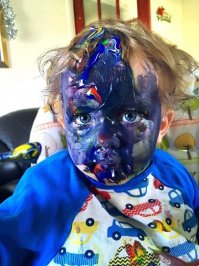 Краску наверное специально под цвет глаз и кофты подбирал )))