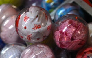 Пфу короли и принцы)Щя извращюги похлеще,одни трусы ношеные малолетками покупают,другой платит и смотрит как его жену в два болта дрючат,а тут парик из лобковых волос)Кстати пост намедни был там баба целое платье из лобковых волос закупатурила о какВот автомат)