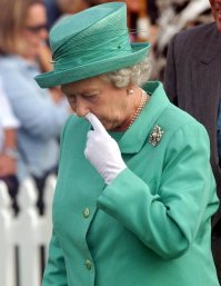 А вот Елизавета любит в носу ковырять...И это, кажется, передается по наследству.