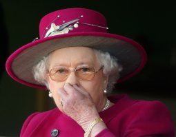 А вот Елизавета любит в носу ковырять...И это, кажется, передается по наследству.