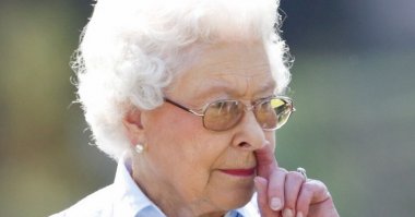 А вот Елизавета любит в носу ковырять...И это, кажется, передается по наследству.