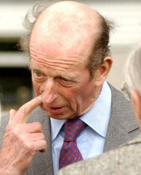 А вот Елизавета любит в носу ковырять...И это, кажется, передается по наследству.