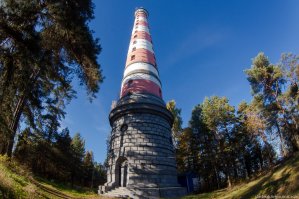 Не знаю, уединенный он или нет, но красивый. Хотя, скорее всего, летом не уединенный, а зимой, наоборот. Осиновецкий маяк на Ладоге.