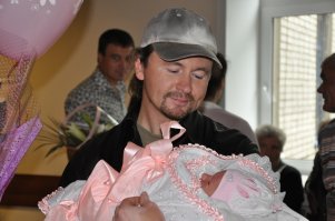 Мое самое любимое фото... если мужчина ТАК смотрит на третью дочь, то женщина может быть уверена, что не ошиблась в выборе спутника жизни)))