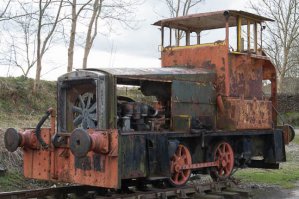 По поводу rat rod'ов. Вот такой видел своими глазами. На фото не так впечетляюще, но вблизи можно разглядеть детали. Выглядит как покрытая шипами мясорубка на колёсах. Это реальная модель RS08 0-4-OST построенная Rolls Royce примерно в 1960. Изначально выглядел просто как некрасивый дизель, но время его оттюнинговало под Rat Rod.
